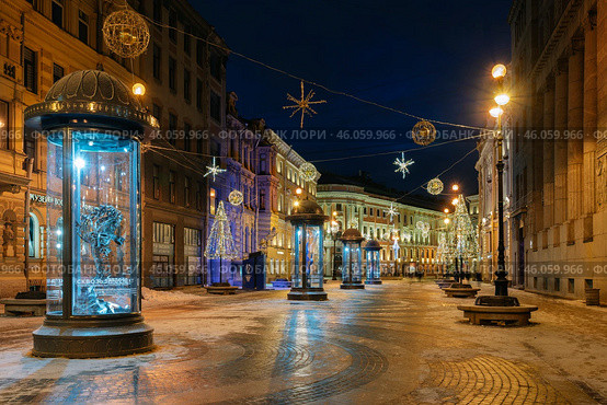 Saint Petersburg, Russia, 12.18.2021: Bolshaya Morskaya Street in New Year's illumination. Редакционное фото, фотограф Ula Ulachka / Фотобанк Лори