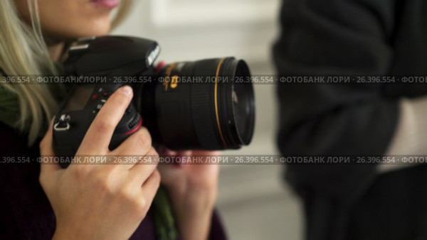 SAINT-PETERSBURG, RUSSIA - APRIL 30, 2017: Woman with dslr camera. Редакционное видео, видеограф Алексей / Фотобанк Лори