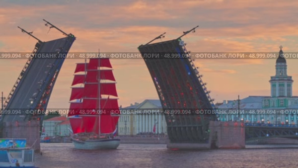 Saint-Petersburg, Russia - Jun 23 2022, 4k, rehearsal of the Scarlet Sails holiday, the passage of the ship through the divorced Palace Bridge, Neva river, Saint-Petersburg, Russia. Редакционное видео, видеограф Сергей Богомяко / Фотобанк Лори