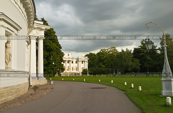 Saint Petersburg. The beautiful exterior of facade of the Elaginsky Summer Palace surrounded by park green lawns and alleys on Elagin Island. Summer travel ang outdoors (2018 год). Стоковое фото, фотограф Виктория Катьянова / Фотобанк Лори