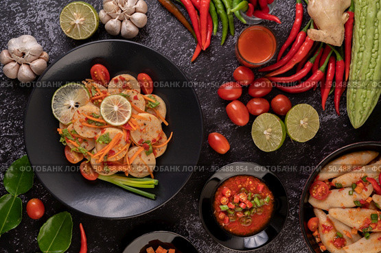 salad Vietnamese Pork Sausage with Chilli, Lemon, Garlic, Tomato. Стоковое фото, агентство Ingram Publishing / Фотобанк Лори