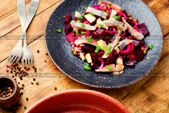 Salad with salted herring,beets,onions and green peas.. Classic herring salad. Стоковое фото, агентство Ingram Publishing / Фотобанк Лори