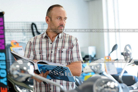 salesman with client in bike shop. Стоковое фото, агентство Ingram Publishing / Фотобанк Лори