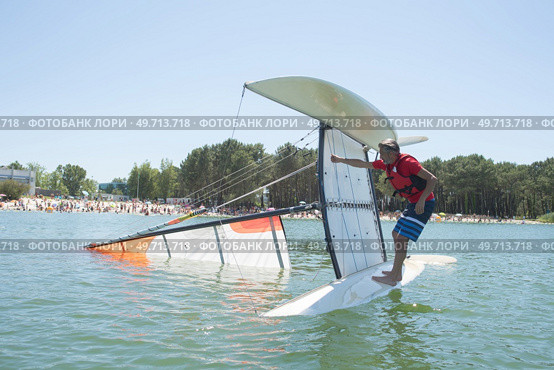 salior trying to right his catamaran after capsize. Стоковое фото, агентство Ingram Publishing / Фотобанк Лори