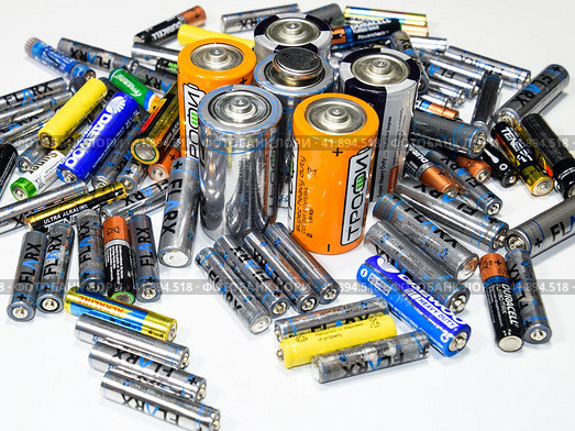 Salt and alkaline batteries, a source of energy for portable technology. AAA and AA batteries (2019 год). Редакционное фото, фотограф Леонид Еремейчук / Фотобанк Лори