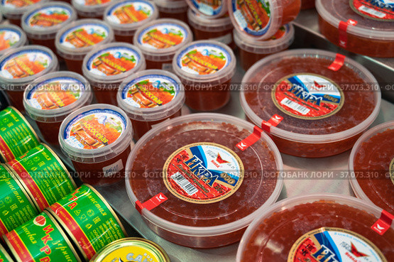 Salted granular red caviar at fish market with price (2021 год). Редакционное фото, фотограф Jan Jack Russo Media / Фотобанк Лори