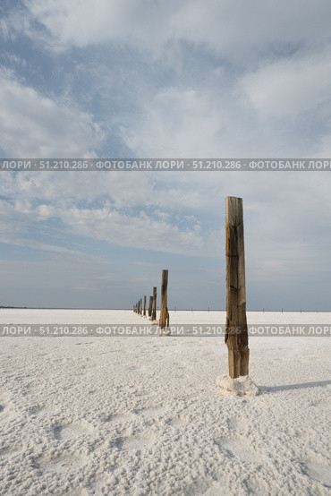 Salted wooden poles along the road. Salt lake. Стоковое фото, фотограф Екатерина Золина / Фотобанк Лори