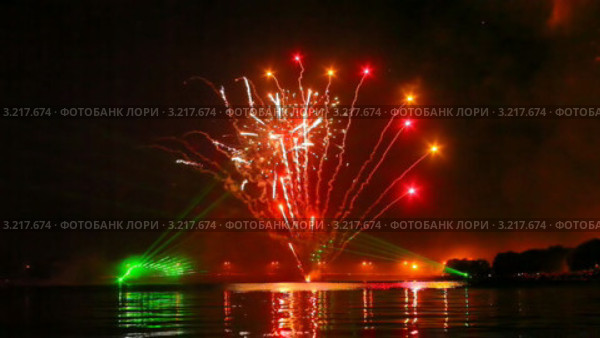 Салют над водой (2011 год). Стоковое видео, видеограф Николай Лемешев / Фотобанк Лори