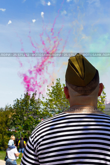 Salute of Victory Day (9 May) in Dmitrov, Russia. Стоковое фото, фотограф Николай Чутчиков / Фотобанк Лори