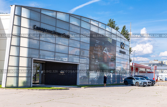 Самара. Дилерский центр Инфинити. Infiniti — подразделение японского автопроизводителя Nissan, выпускающее автомобили класса люкс. (2022 год). Редакционное фото, фотограф FotograFF / Фотобанк Лори