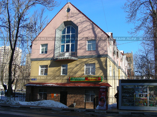 Самое старое сохранившееся строение Реутова. Построено около 1790 года. Ашхабадская улица, 16/1.Город Реутов. Балашихинский район. Московская область (2012 год). Редакционное фото, фотограф lana1501 / Фотобанк Лори