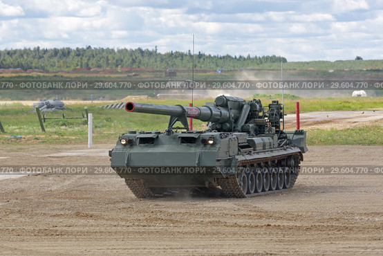 Самоходная 203мм пушка 2С7М "Малка" на полигоне Алабино, московской области. Международный военно-технический форум "Армия-2018" Редакционное фото, фотограф Игорь Долгов / Фотобанк Лори