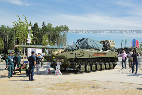 Самоходная противотанковая десантная пушка 2С25 "Спрут-СД" с парашютом на Международном военно-техническом форуме "Армия-2015". Кубинка, военно-патриотический парк "Патриот" Редакционное фото, фотограф Игорь Долгов / Фотобанк Лори