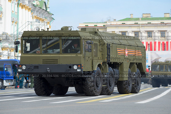 Самоходная пусковая установка МЗКТ-7930 ракетного комплекса "Искандер" крупным планом. Репетиция парада в честь дня Победы в Санкт-Петербурге (2015 год). Редакционное фото, фотограф Виктор Карасев / Фотобанк Лори