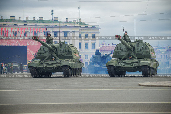 Самоходные артиллерийские установки  2С19 "Мста-С" на репетиции военного парада в честь Дня Победы. Санкт-Петербург (2020 год). Редакционное фото, фотограф Виктор Карасев / Фотобанк Лори