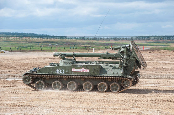 Самоходный советский 240-мм миномёт 2С4 Тюльпан (объект 240) на Международном военно-техническом форуме "Армия-2017", вид сбоку. Московская область, полигон "Алабино" Редакционное фото, фотограф Малышев Андрей / Фотобанк Лори