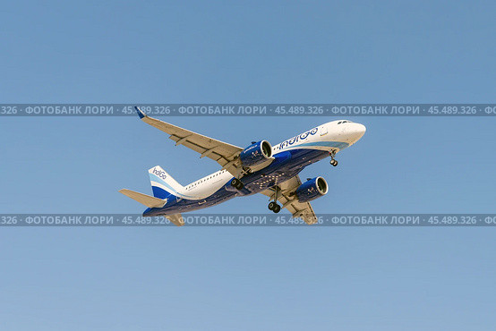 Самолёт A320neo авиакомпании Indigo заходит на посадку в аэропорту. Редакционное фото, фотограф Свитич Олег / Фотобанк Лори