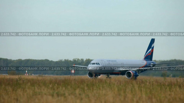 Самолет Airbus А-320 компании "Аэрофлот" выруливает с ВПП после приземления (2011 год). Редакционное видео, видеограф Игорь Жоров / Фотобанк Лори