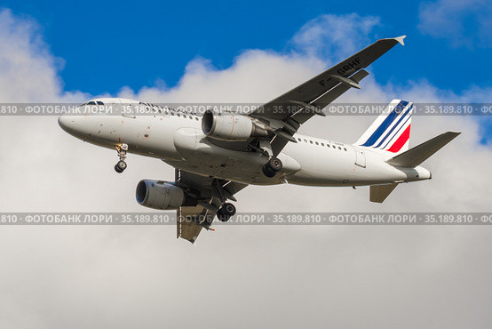 Самолет Airbus A319-100 (F-GRHF) авиакомпании Air France на фоне облачного неба перед посадкой в аэропорту Пулково (2018 год). Редакционное фото, фотограф Виктор Карасев / Фотобанк Лори