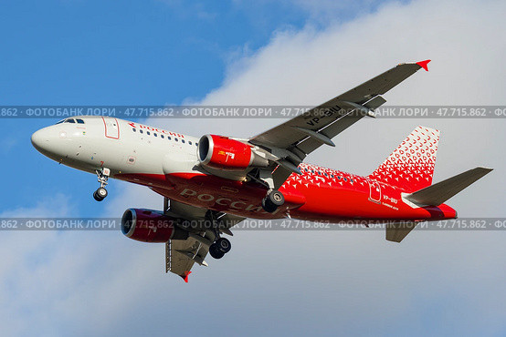Самолет Airbus A319-114 "Липецк" (VP-BIU) авиакомпании "Rossiya"  крупным планом солнечным днем (2018 год). Редакционное фото, фотограф Виктор Карасев / Фотобанк Лори