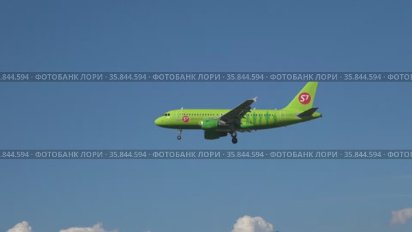 Самолет Airbus A319-114 (VP-BHF) авиакомпании S7 - Siberia Airlines на глиссаде солнечным июльским днем (2020 год). Редакционное видео, видеограф Виктор Карасев / Фотобанк Лори