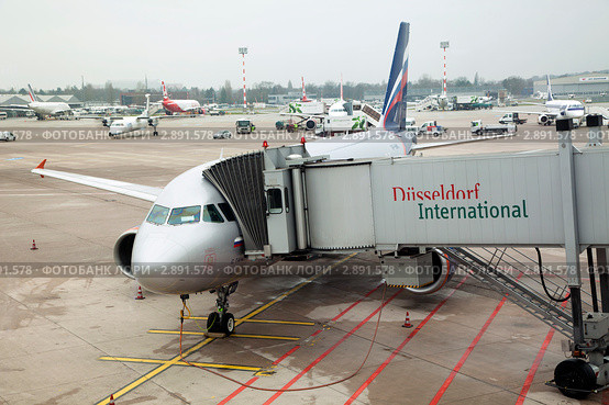 Самолет Airbus A319 авиакомпании "Аэрофлот" на погрузке в аэропорту города Дюссельдорф, Германия (2011 год). Редакционное фото, фотограф Николай Винокуров / Фотобанк Лори