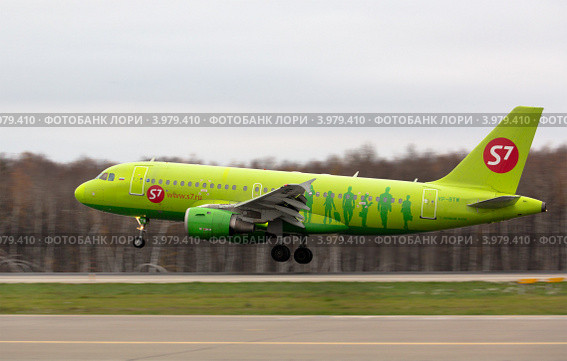 Самолет Airbus A319 авиакомпании S7 Airlines на взлетной полосе аэропорта Домодедово совершает посадку (2012 год). Редакционное фото, фотограф Николай Винокуров / Фотобанк Лори