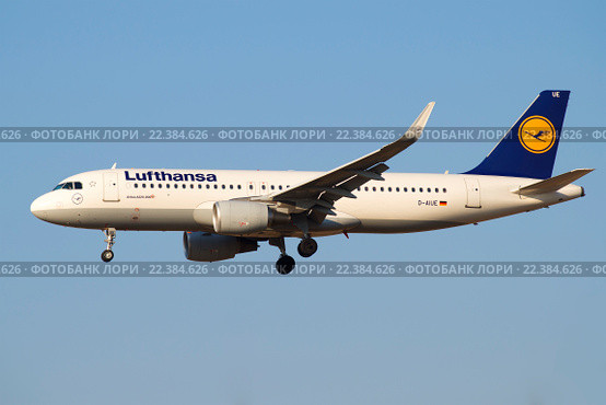 Самолет Airbus A320-214 (D-AIUE) авиакомпании "Люфтганза" перед посадкой в аэропорту Пулково (2016 год). Редакционное фото, фотограф Виктор Карасев / Фотобанк Лори