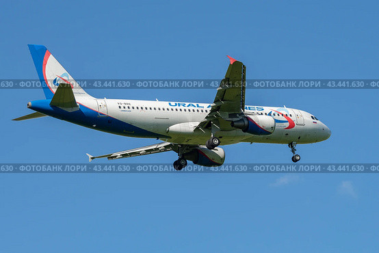 Самолет Airbus A320-214 (VQ-BRE) авиакомпании "Ural airlines" на глиссаде в голубом солнечном небе (2021 год). Редакционное фото, фотограф Виктор Карасев / Фотобанк Лори