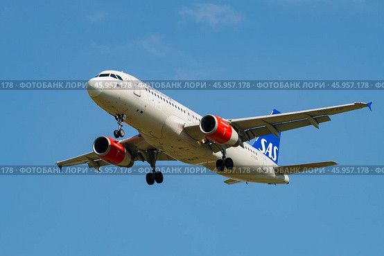 Самолет Airbus A320-232 (OY-KAO) Скандинавских авиалиний (SАS) на глиссаде солнечным днем (2019 год). Редакционное фото, фотограф Виктор Карасев / Фотобанк Лори