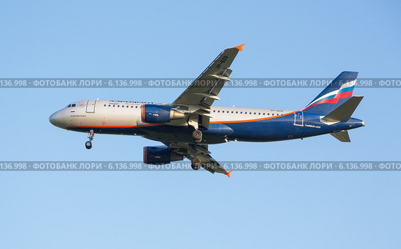 Самолет Airbus A320 авиакомпании "Аэрофлот" с выпущенными шасси садится в аэропорту Шереметьево (2014 год). Редакционное фото, фотограф Александр Фрейдин / Фотобанк Лори