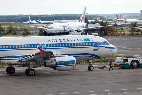 Самолет Airbus A320 авиакомпании Azal Азербайджанские авиалинии совершает подготовку к взлету на взлетной полосе аэропорта Домодедово, Москва, Россия (2011 год). Редакционное фото, фотограф Николай Винокуров / Фотобанк Лори