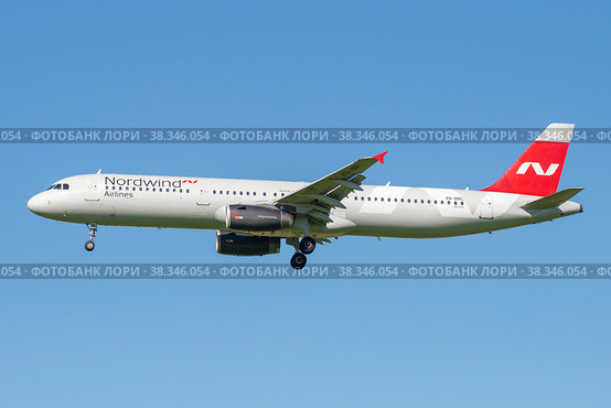 Самолет Airbus A321-200(VQ-BRL) авиакомпании Nordwind  на фоне голубого неба. Вид в профиль (2020 год). Редакционное фото, фотограф Виктор Карасев / Фотобанк Лори