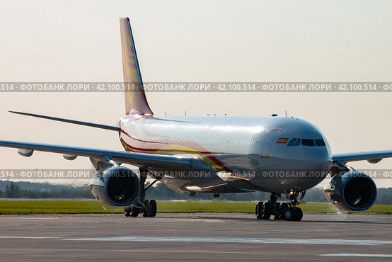 Самолет Airbus A330-343E авиакомпании Hainan Airlines на рулении в аэропорту Пулково (2016 год). Редакционное фото, фотограф Сергей Крамарев / Фотобанк Лори