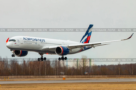 Самолет Airbus A350 авикомпании Аэрофлот заходит на посадку (2018 год). Редакционное фото, фотограф Сергей Крамарев / Фотобанк Лори