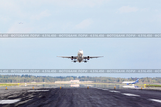Самолет Airbus взлетает в аэропорту Шереметьево в Москве (2011 год). Редакционное фото, фотограф Losevsky Pavel / Фотобанк Лори