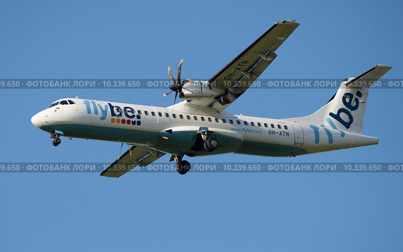 Самолет ATR 72-212 ((OH-ATN) компании Nordic Regional Airlines перед посадкой в аэропорт Пулково (2015 год). Редакционное фото, фотограф Виктор Карасев / Фотобанк Лори