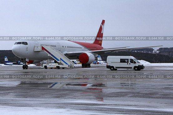 Самолет авиакомпании Nordwind Airlines Boeing 767-306/ER (бортовой номер VQ-BPT) в аэропорту "Емельяново", Красноярск (2013 год). Редакционное фото, фотограф Алексей Гусев / Фотобанк Лори