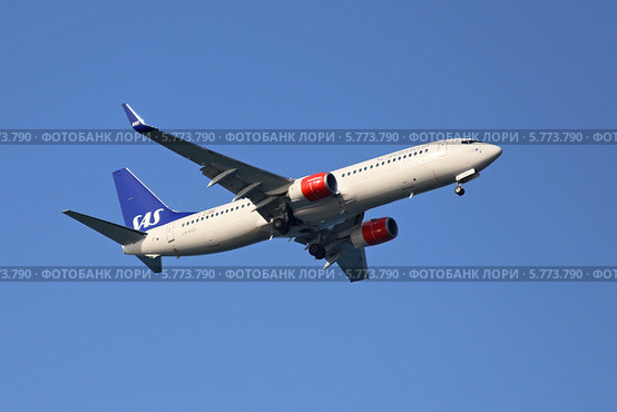 Самолет авиакомпании SAS Scandinavian Airlines Boeing 737-86N(WL) заходит на посадку (бортовой номер LN-RGH) (2014 год). Редакционное фото, фотограф Алексей Гусев / Фотобанк Лори