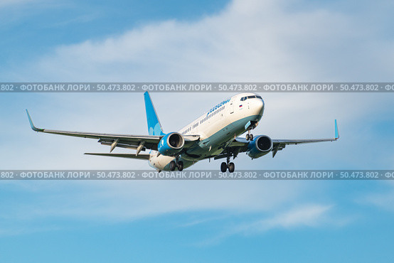 Самолет Boeing 737-800 авиакомпании «Победа» с бортовым номером RA-73234 заходит на посадку. Редакционное фото, фотограф Свитич Олег / Фотобанк Лори