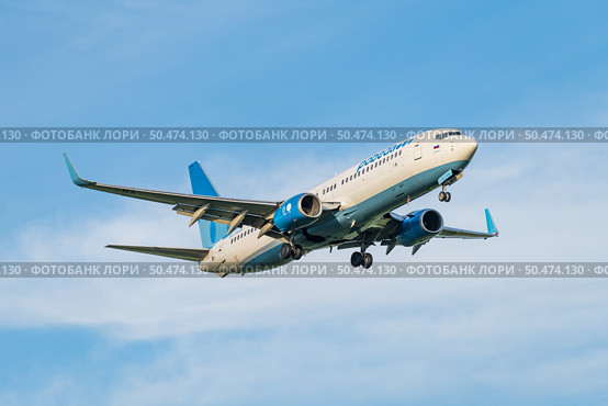 Самолет Boeing 737-800 авиакомпании «Победа» с бортовым номером RA-73234 заходит на посадку. Редакционное фото, фотограф Свитич Олег / Фотобанк Лори
