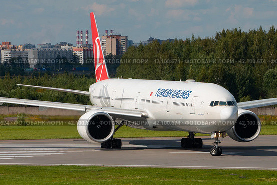 Самолет Boeing 777-300 авиакомпании Turkish Airlines на рулении в аэропорту Пулково (2016 год). Редакционное фото, фотограф Сергей Крамарев / Фотобанк Лори