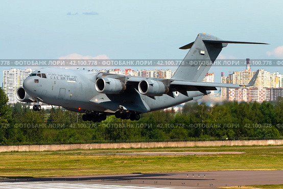 Самолет Boeing C-17A Globemaster III принадлежащий ВВС Объединённых Арабских Эмиратов заходит на посадку (2021 год). Редакционное фото, фотограф Сергей Крамарев / Фотобанк Лори