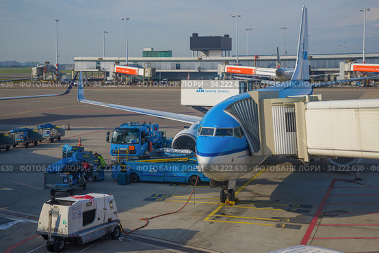 Самолет Боинг 737 авиакомпании Аир France-КЛМ готовится к вылету в аэропорту Схипхол солнечным днем. Амстердам, Нидерланды (2017 год). Редакционное фото, фотограф Виктор Карасев / Фотобанк Лори
