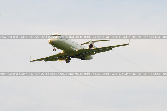 Самолет Bombardier CRJ-200LR ( RA-67230) авиакомпании "Северсталь" перед посадкой в аэропорту Пулково (2016 год). Редакционное фото, фотограф Виктор Карасев / Фотобанк Лори