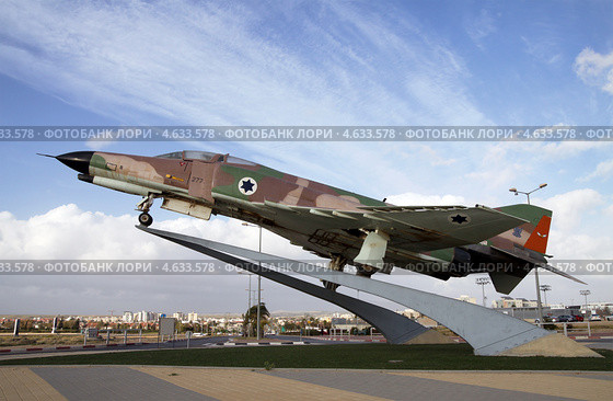 Самолет "Фантом" (McDonnell Douglas F-4 Phantom II) на постаменте в Беэр Шеве (2013 год). Редакционное фото, фотограф Irina Opachevsky / Фотобанк Лори