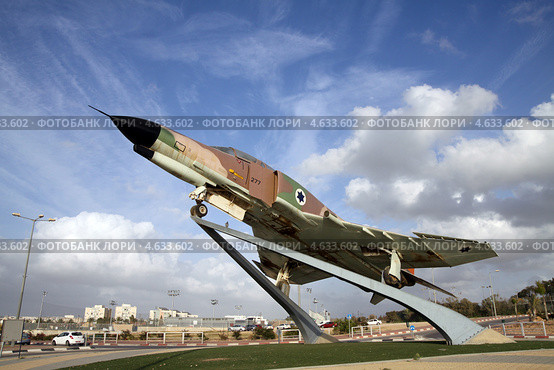 Самолет "Фантом" (McDonnell Douglas F-4 Phantom II) на постаменте в Беэр Шеве (2013 год). Редакционное фото, фотограф Irina Opachevsky / Фотобанк Лори