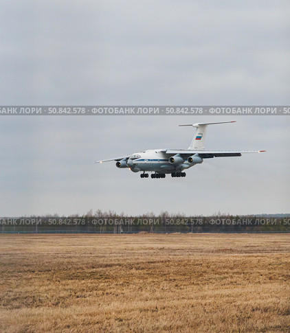 Самолет ИЛ-76 садится в аэропорту Кольцово в Екатеринбурге в дождливую погоду. Редакционное фото, фотограф Ильшат Абдуллин / Фотобанк Лори