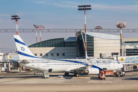 Самолет израильской авиакомпании «Эль Аль» Boeing 737-800 на летном поле аэропорта имени Бен-Гуриона, Израиль (2017 год). Редакционное фото, фотограф Наталья Волкова / Фотобанк Лори