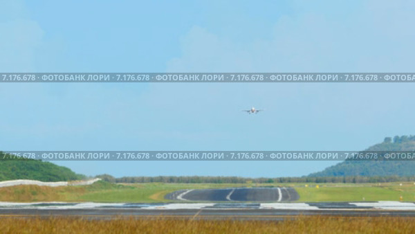 Самолет приземляется в аэропорту. Стоковое видео, видеограф Игорь Жоров / Фотобанк Лори